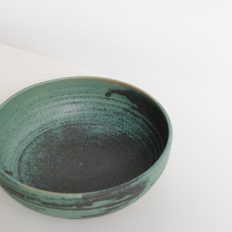 Assiette creuse en grès D19,5cm - vert de Charline Robache chez Brutal Ceramics