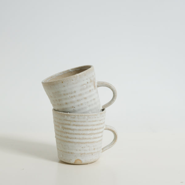 Mug en grès de Charline Robache chez Brutal Ceramics