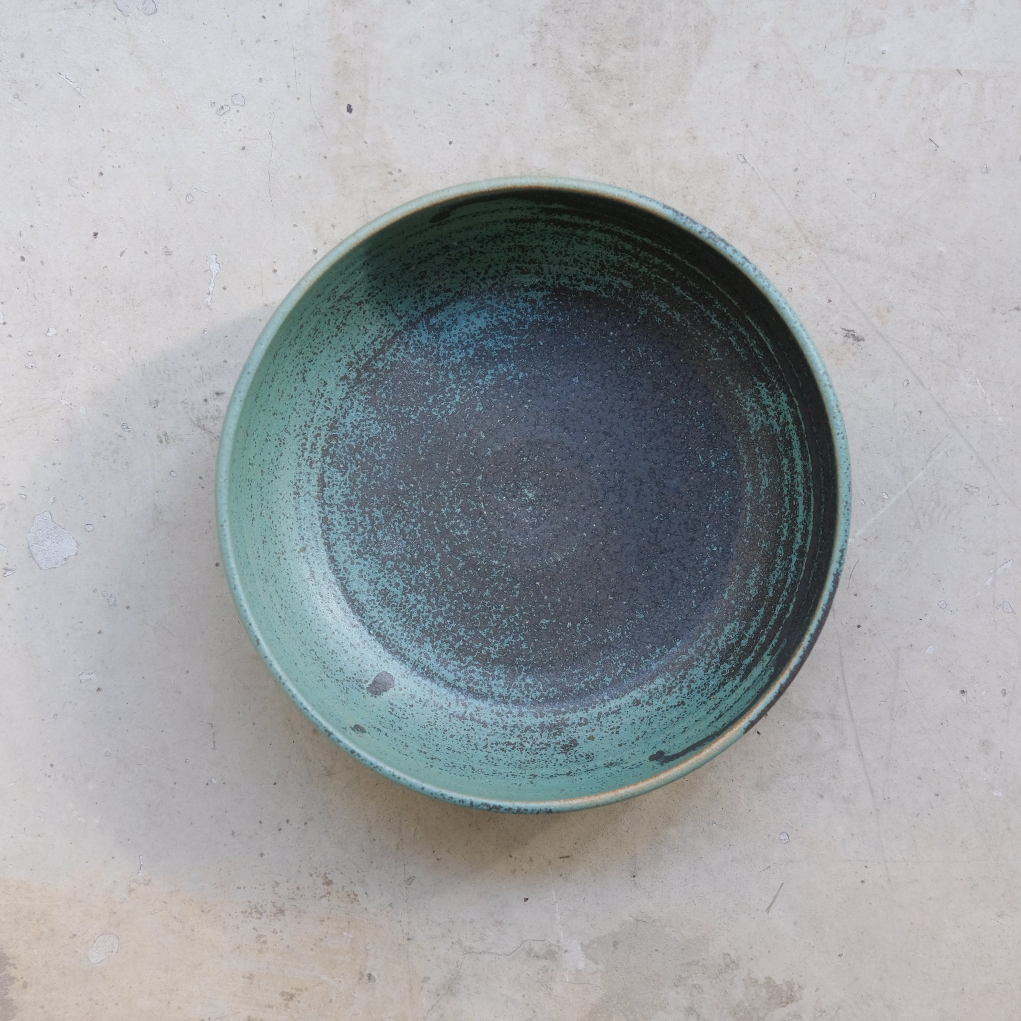 Assiette creuse en grès D19,5cm - vert de Charline Robache chez Brutal Ceramics