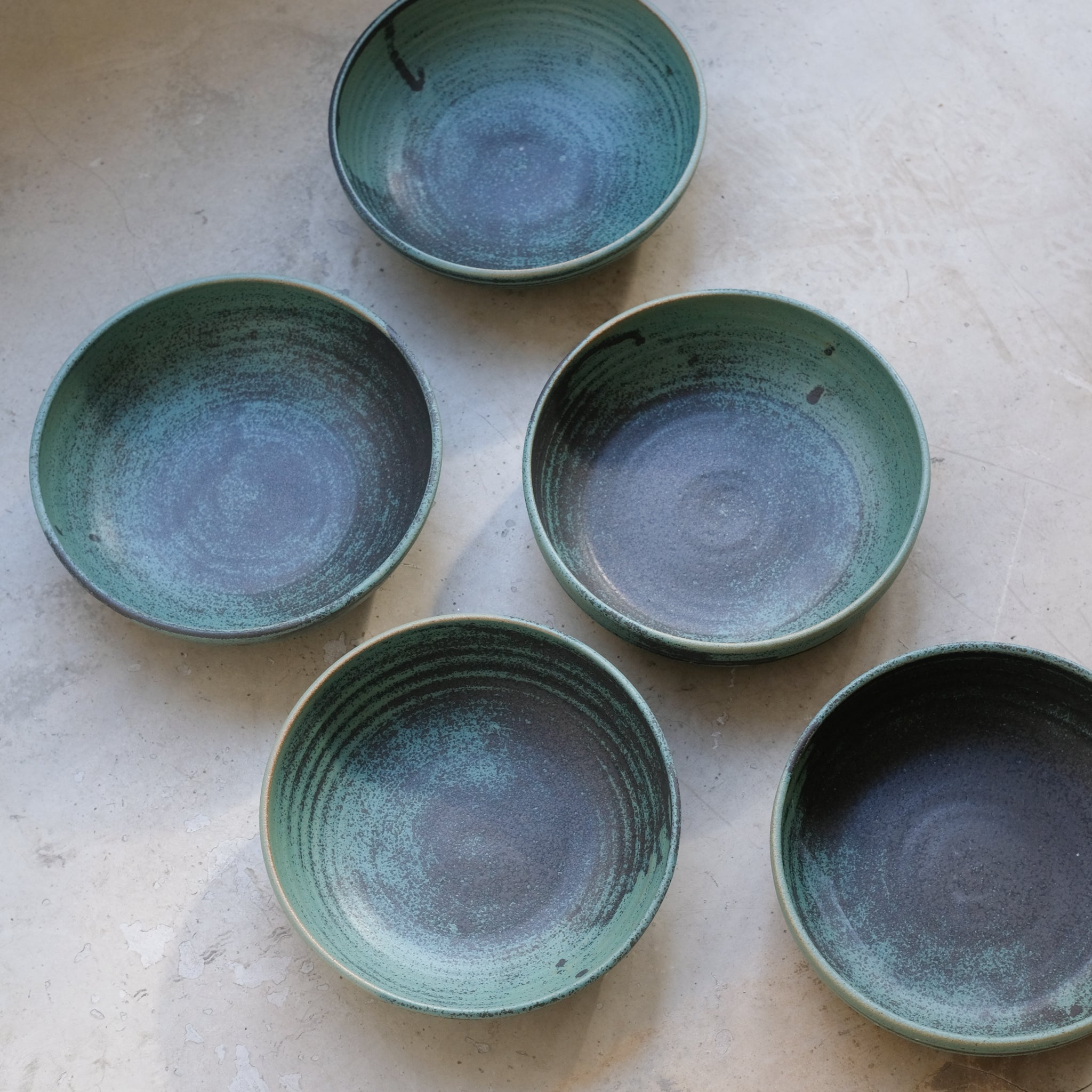 Assiette creuse en grès D19,5cm - vert de Charline Robache chez Brutal Ceramics