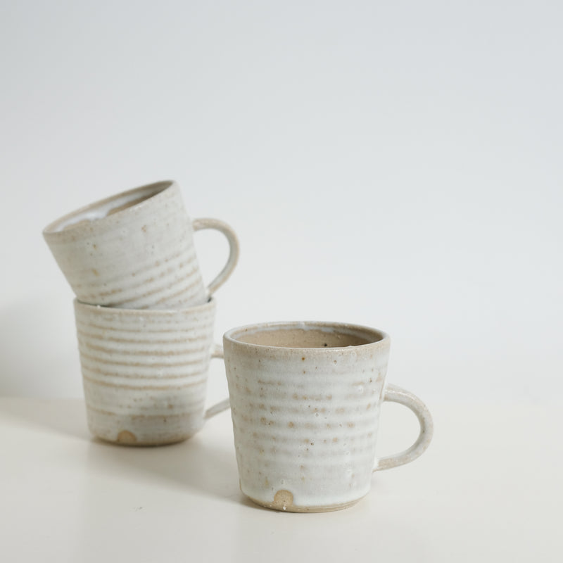 Mug en grès de Charline Robache chez Brutal Ceramics