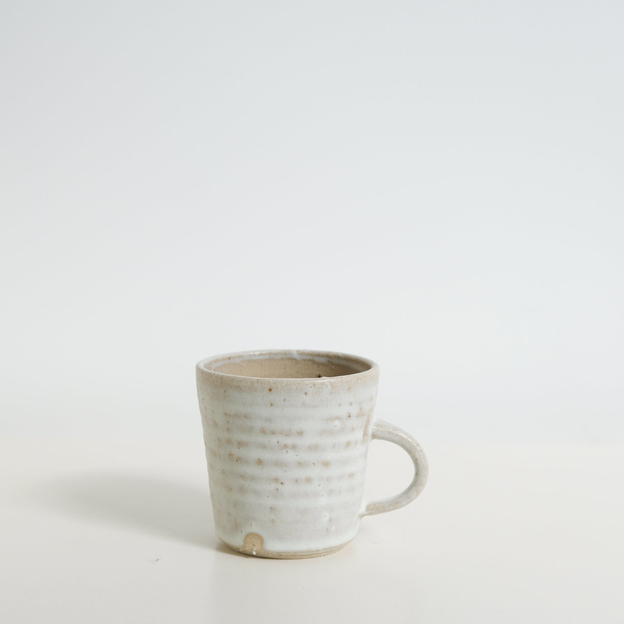 Mug en grès de Charline Robache chez Brutal Ceramics