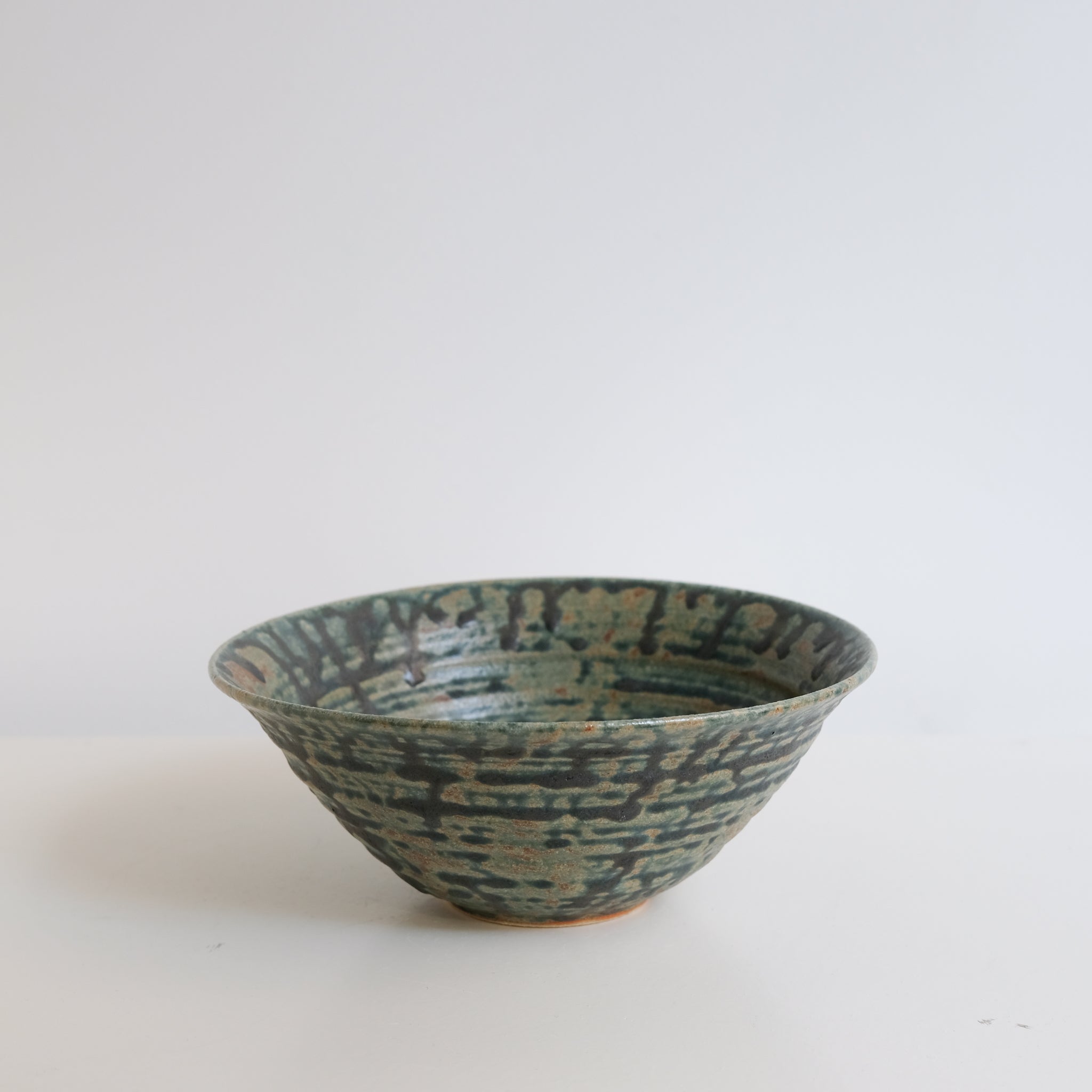 Bol evasé en grès D21,5cm - vert de  Charline Robache chez Brutal Ceramics