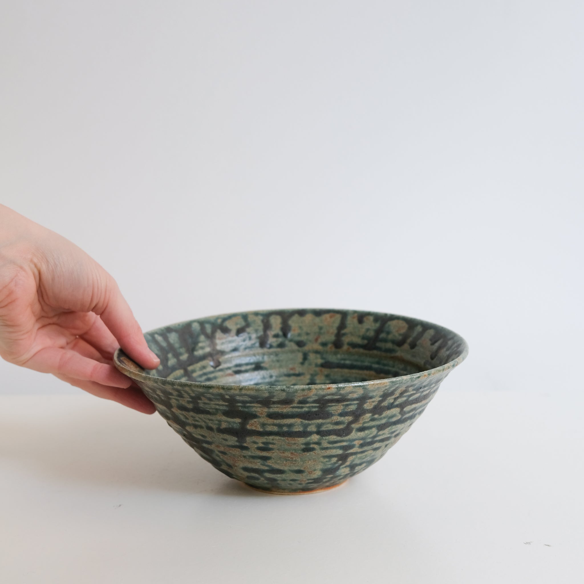 Bol evasé en grès D21,5cm - vert de  Charline Robache chez Brutal Ceramics