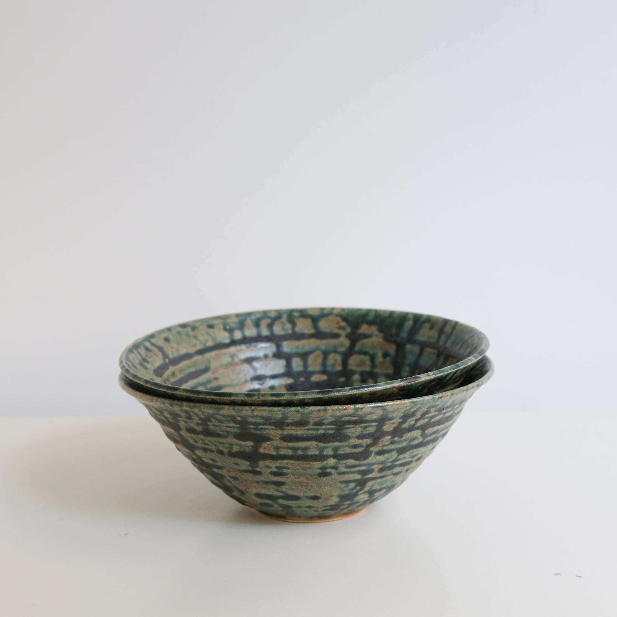 Bol evasé en grès D21,5cm - vert de  Charline Robache chez Brutal Ceramics
