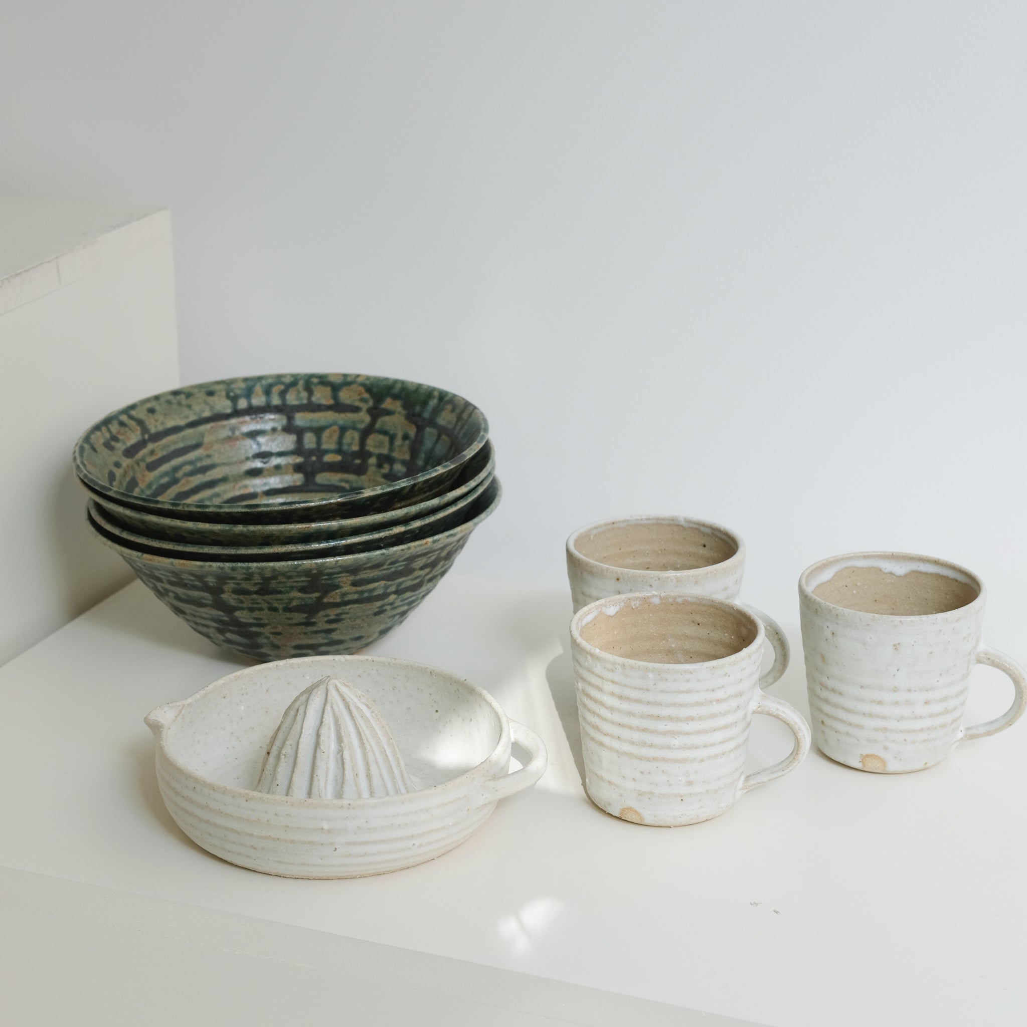 Bol evasé en grès D21,5cm - vert de  Charline Robache chez Brutal Ceramics