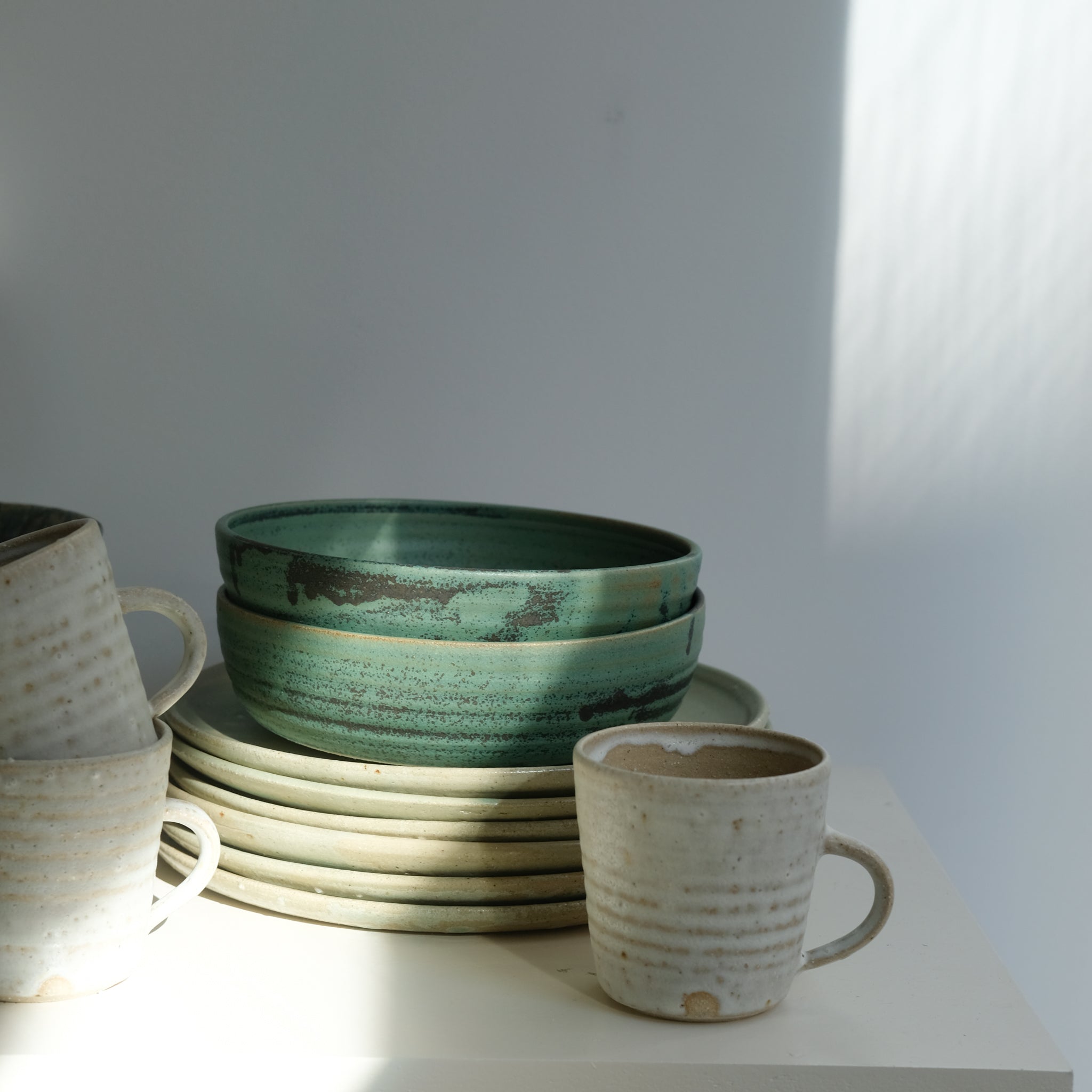 Assiette creuse en grès D19,5cm - vert de Charline Robache chez Brutal Ceramics