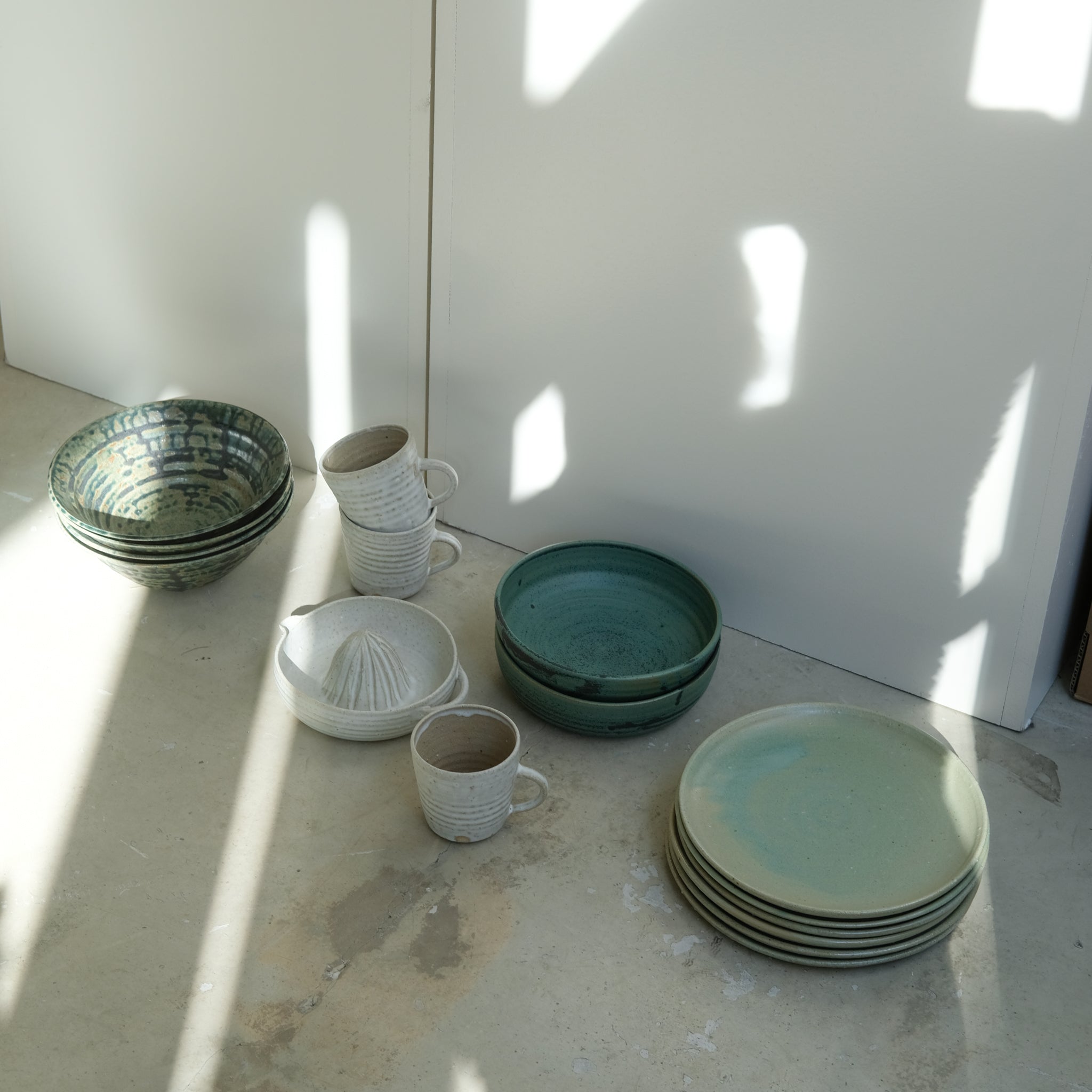 Assiette creuse en grès D19,5cm - vert de Charline Robache chez Brutal Ceramics