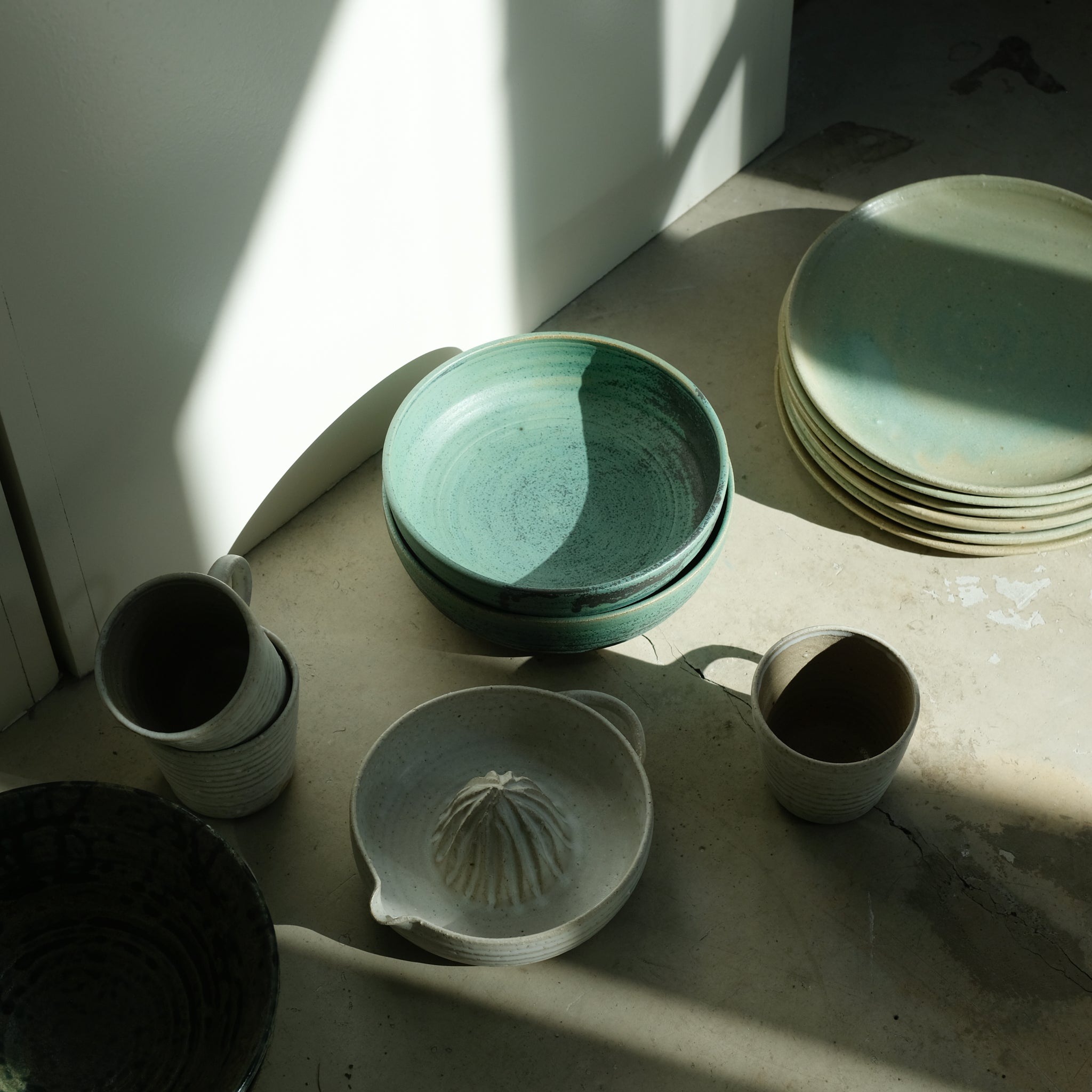 Assiette creuse en grès D19,5cm - vert de Charline Robache chez Brutal Ceramics