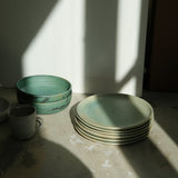 Assiette en grès D24,5cm - vert d'eau de Charline Robache chez Brutal Ceramics