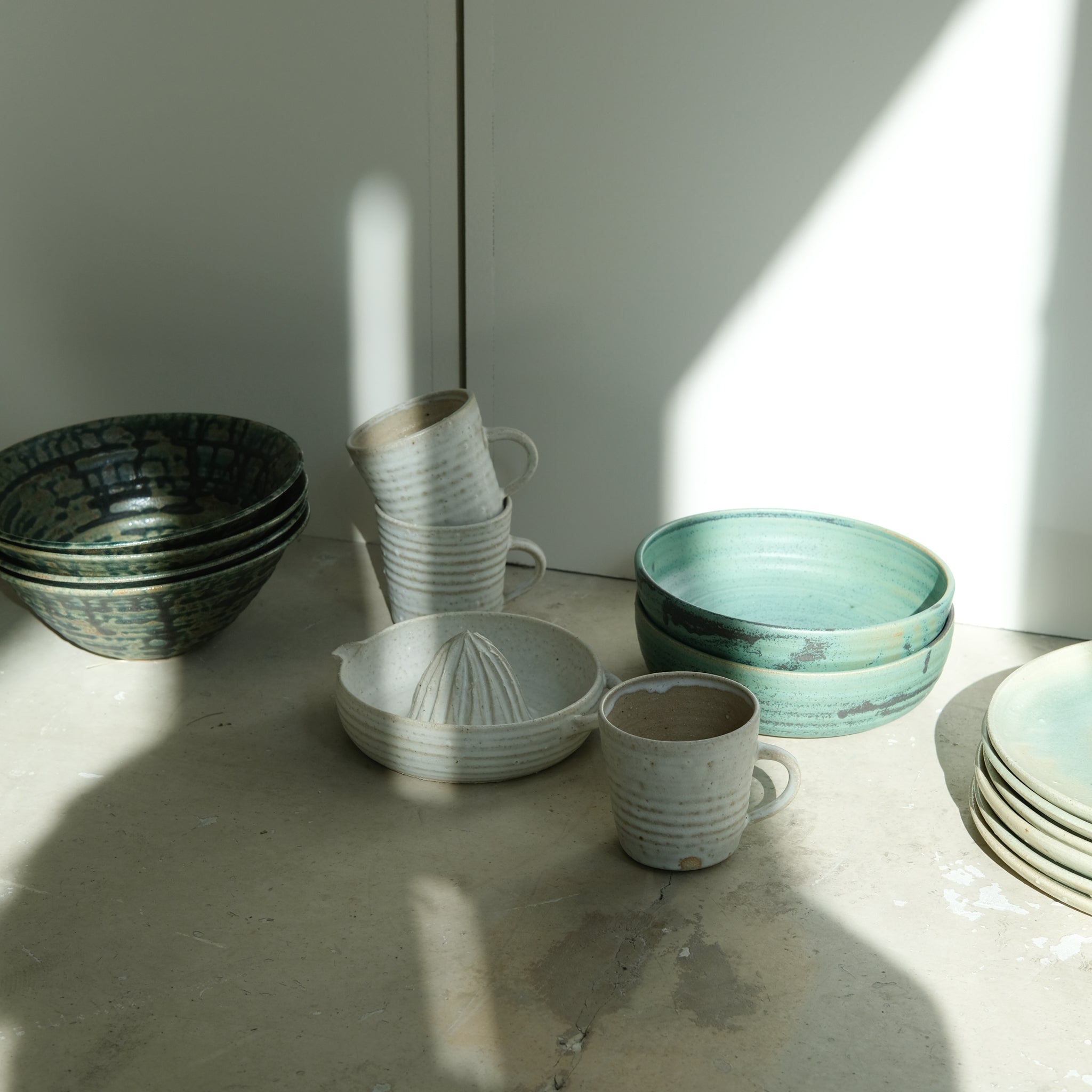 Mug en grès de Charline Robache chez Brutal Ceramics