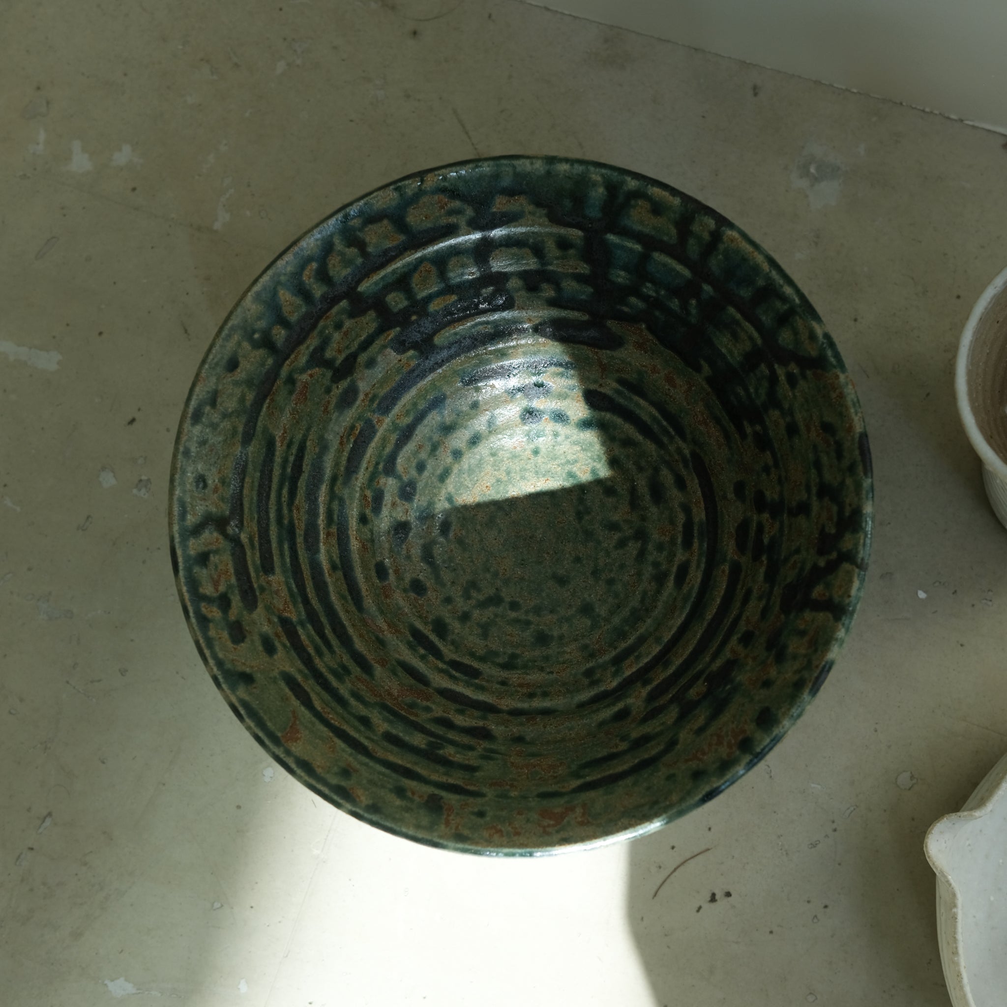 Bol evasé en grès D21,5cm - vert de  Charline Robache chez Brutal Ceramics