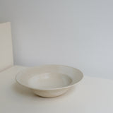Assiette creuse en grès blanc D 23cm - blanc cassé par Louise Traon pour Brutal Ceramics