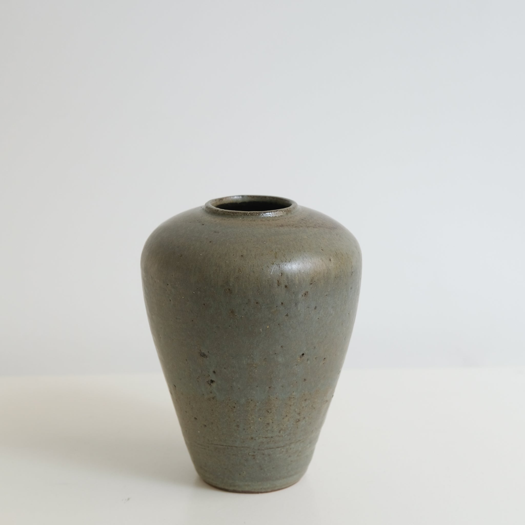 Vase en grès rouge recolté H17cm-  vert kaki de Louise Traon pour Brutal Ceramics