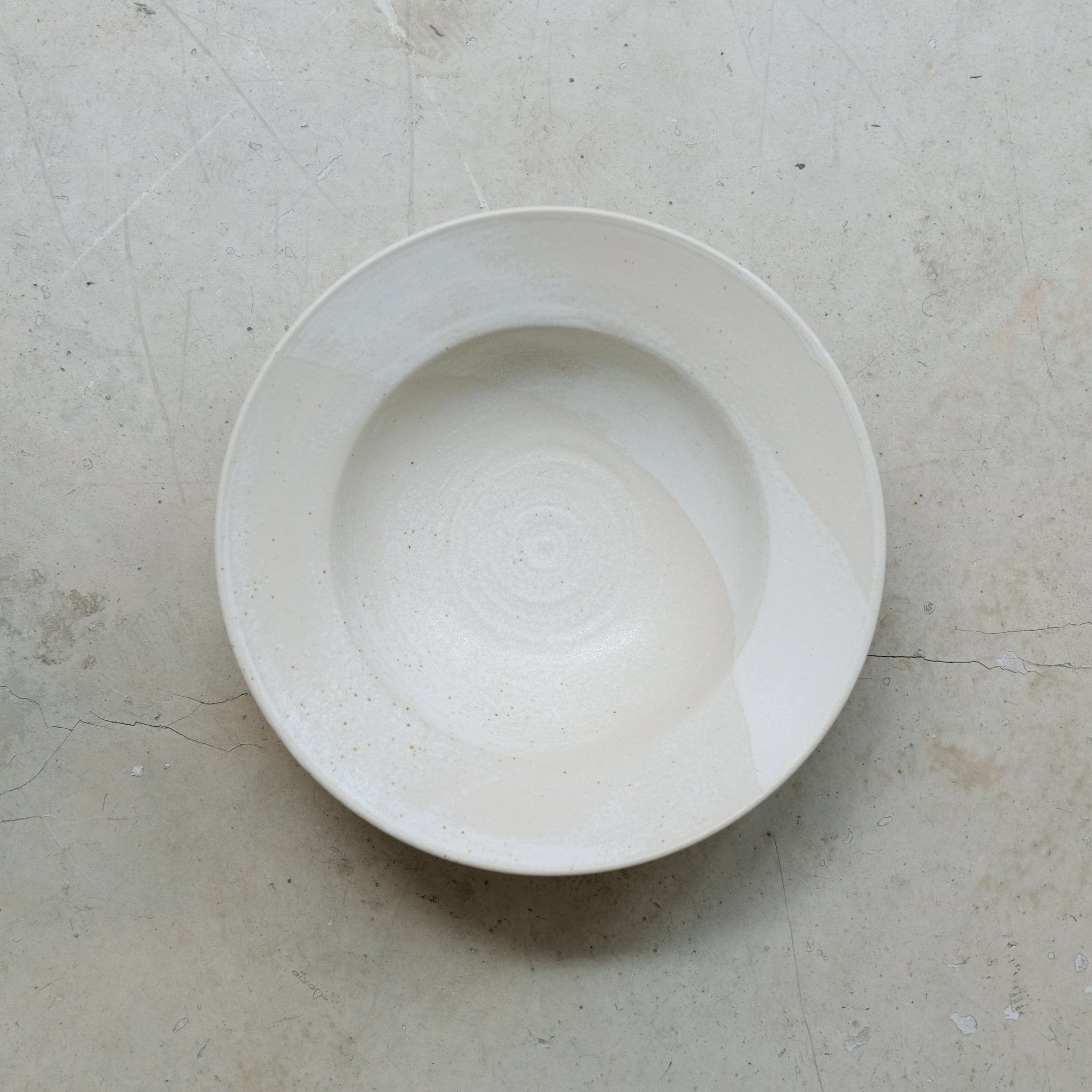 Assiette creuse en grès blanc D 23cm - blanc cassé par Louise Traon pour Brutal Ceramics