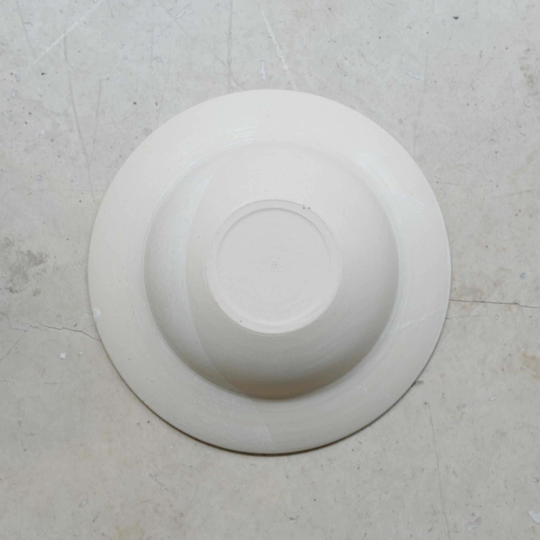 Assiette creuse en grès blanc D 23cm - blanc cassé par Louise Traon pour Brutal Ceramics