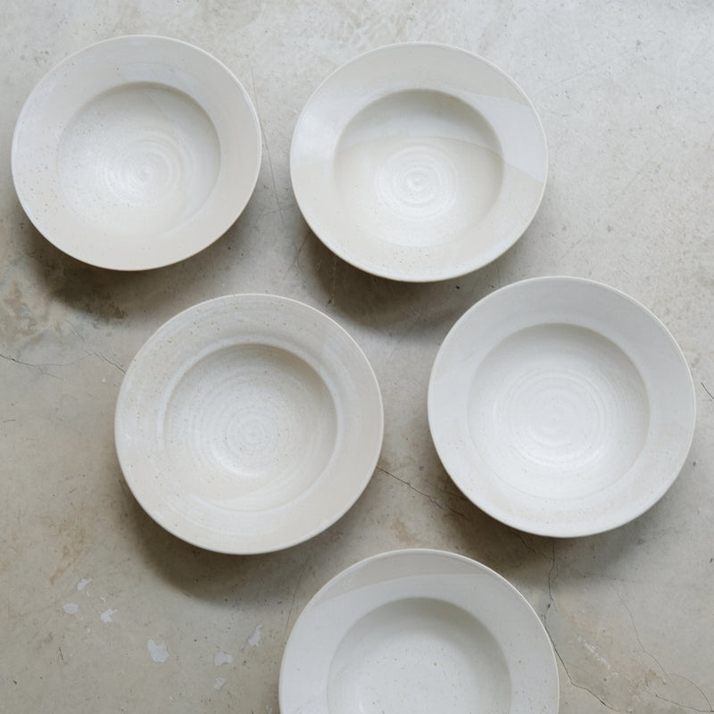 Assiette creuse en grès blanc D 23cm - blanc cassé par Louise Traon pour Brutal Ceramics