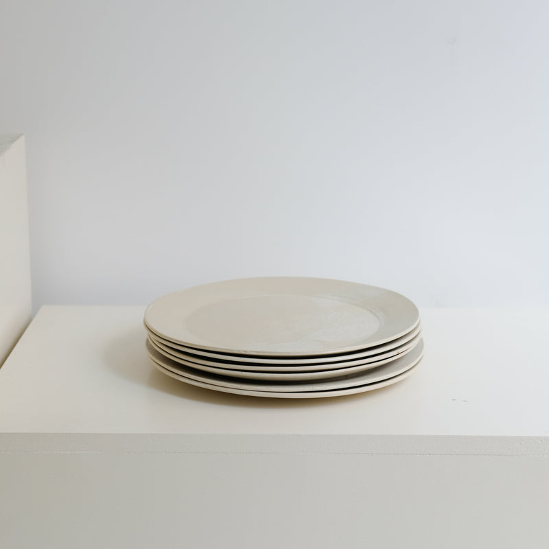 Assiette en grès blanc D 27,5cm - blanc cassé par Louise Traon pour Brutal Ceramics