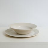 Assiette en grès blanc D 27,5cm - blanc cassé par Louise Traon pour Brutal Ceramics