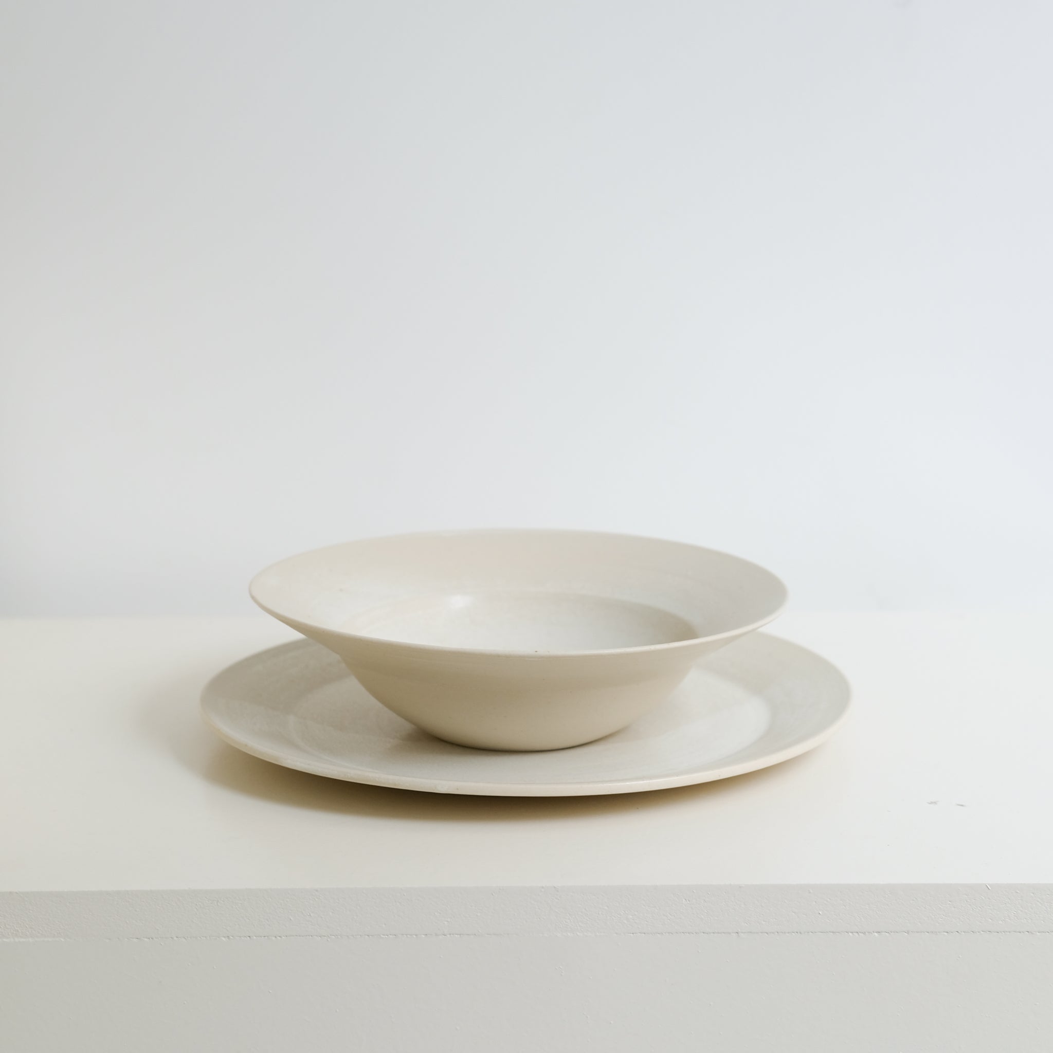 Assiette creuse en grès blanc D 23cm - blanc cassé par Louise Traon pour Brutal Ceramics
