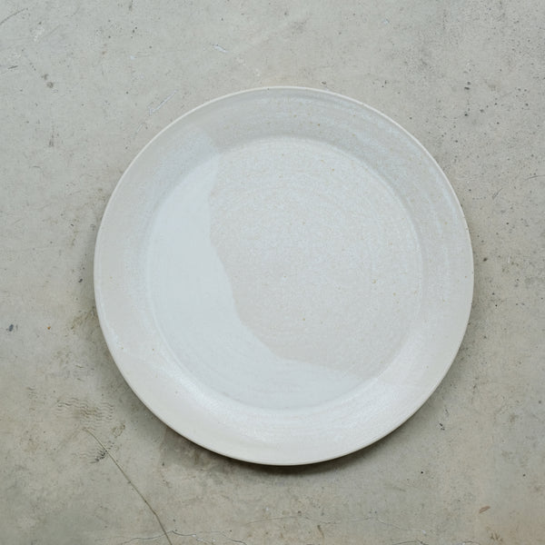 Assiette en grès blanc D 27,5cm - blanc cassé par Louise Traon pour Brutal Ceramics