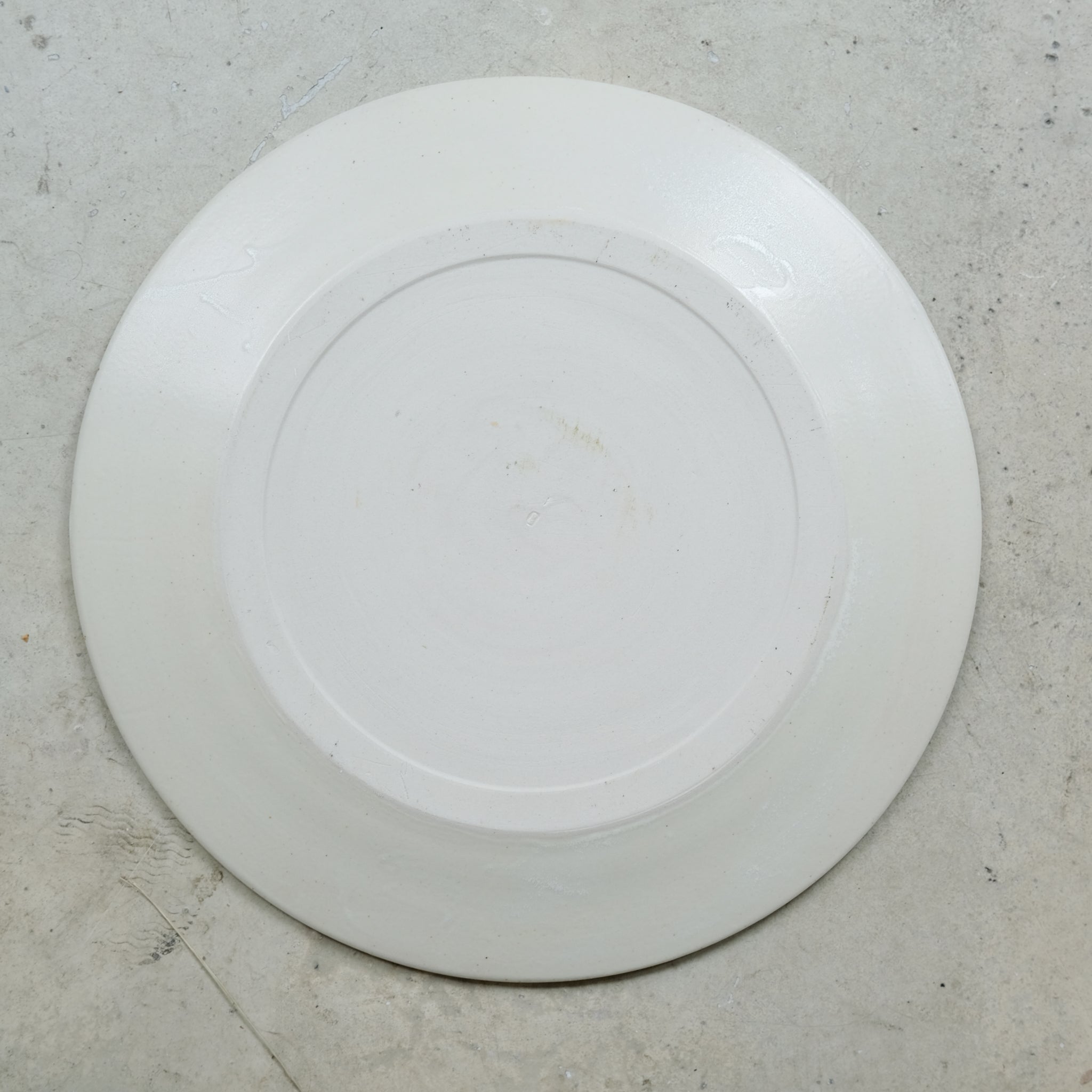Assiette en grès blanc D 27,5cm - blanc cassé par Louise Traon pour Brutal Ceramics