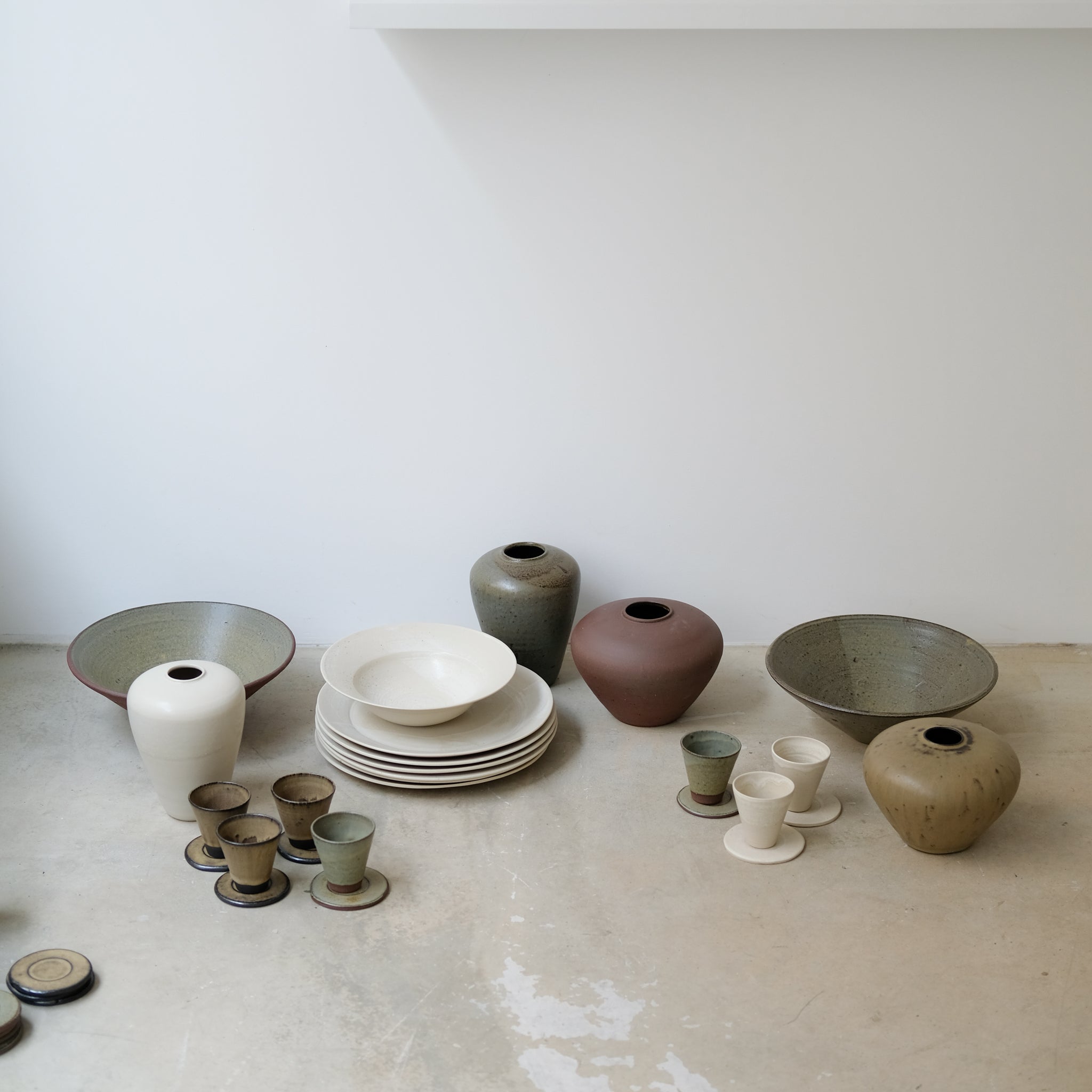 Vase en grès rouge recolté H17cm-  vert kaki de Louise Traon pour Brutal Ceramics