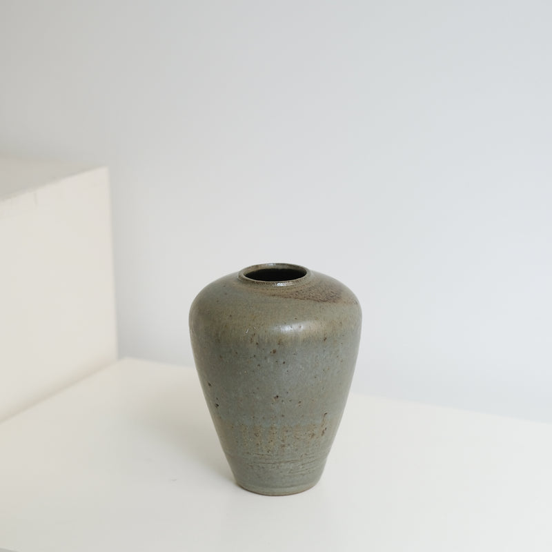 Vase en grès rouge recolté H17cm-  vert kaki de Louise Traon pour Brutal Ceramics