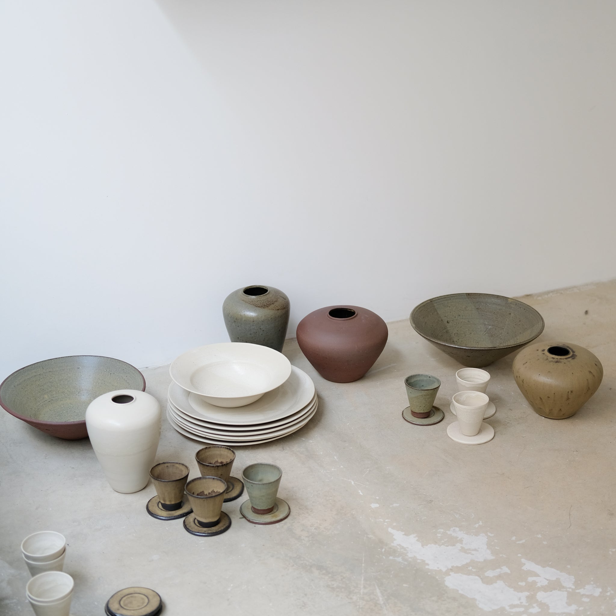 Saladier en grès rouge recolté, kaki par Louise Traon pour Brutal Ceramics