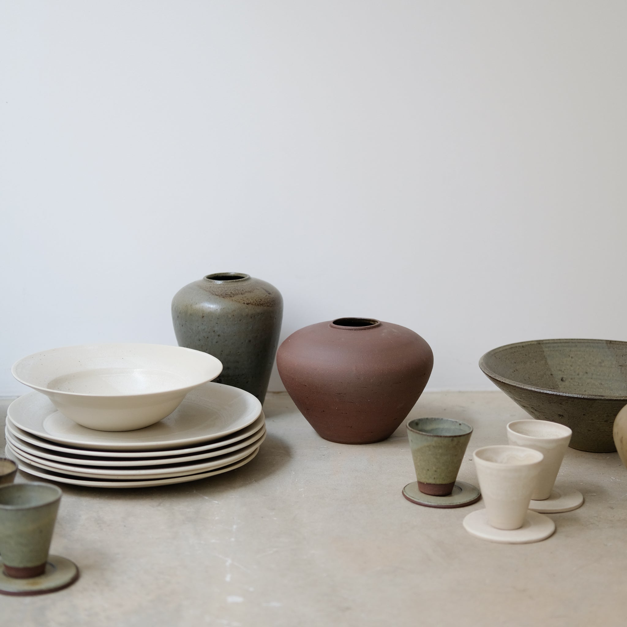 Set soucoupe et tasse blanc cassé de Louise Traon pour Brutal Ceramics