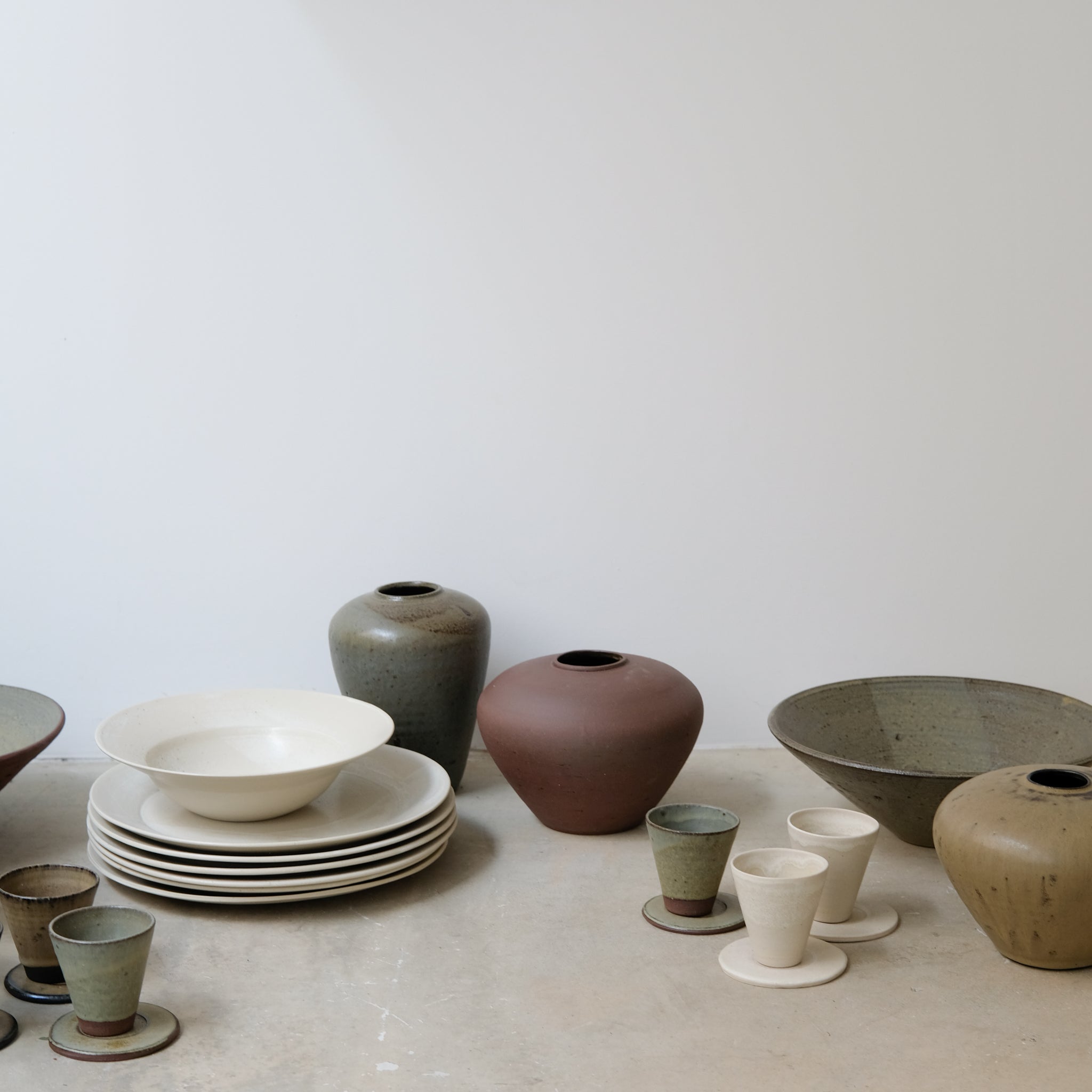 Saladier en grès rouge recolté, kaki par Louise Traon pour Brutal Ceramics