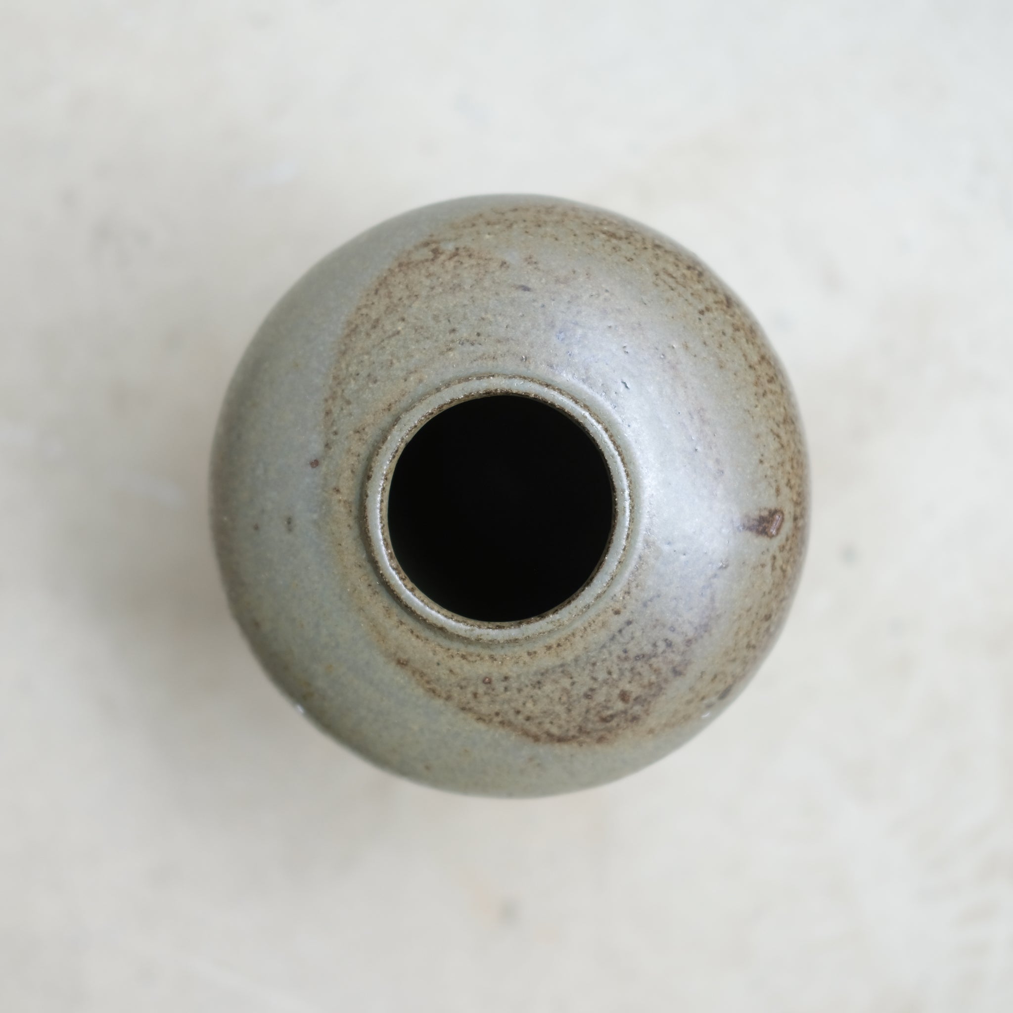 Vase en grès rouge recolté H17cm-  vert kaki de Louise Traon pour Brutal Ceramics