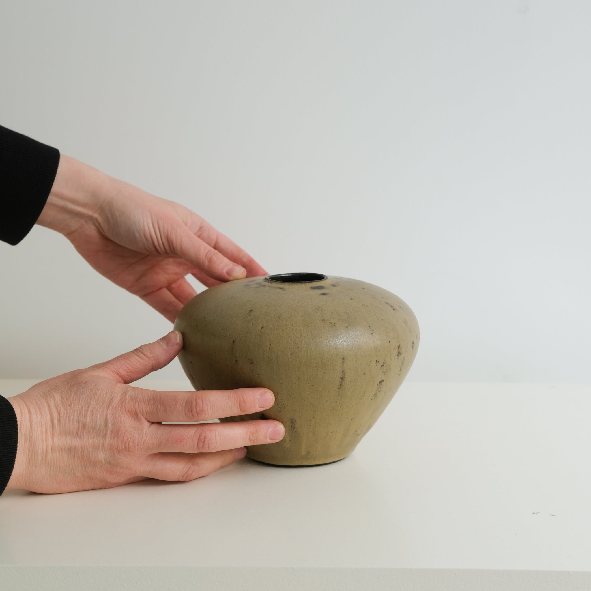 Vase en grès noir H12cm-  chocolat de Louise Traon chez Brutal Ceramics