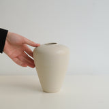 Vase en grès blanc H16cm-  blanc cassé de Louise Traon chez Brutal Ceramics