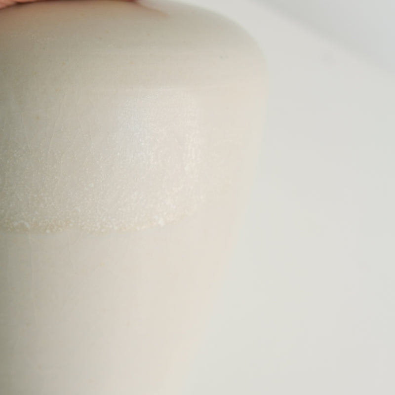 Vase en grès blanc H16cm-  blanc cassé de Louise Traon chez Brutal Ceramics