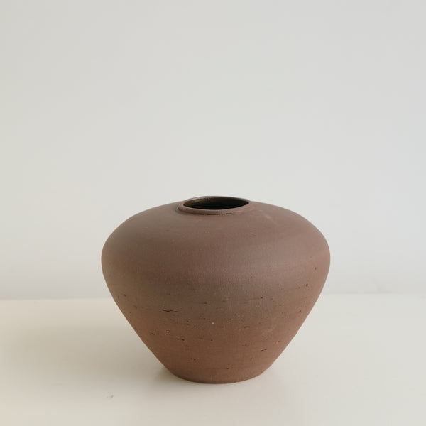 Vase en grès rouge recolté H12cm- brut de Louise Traon chez Brutal Ceramics