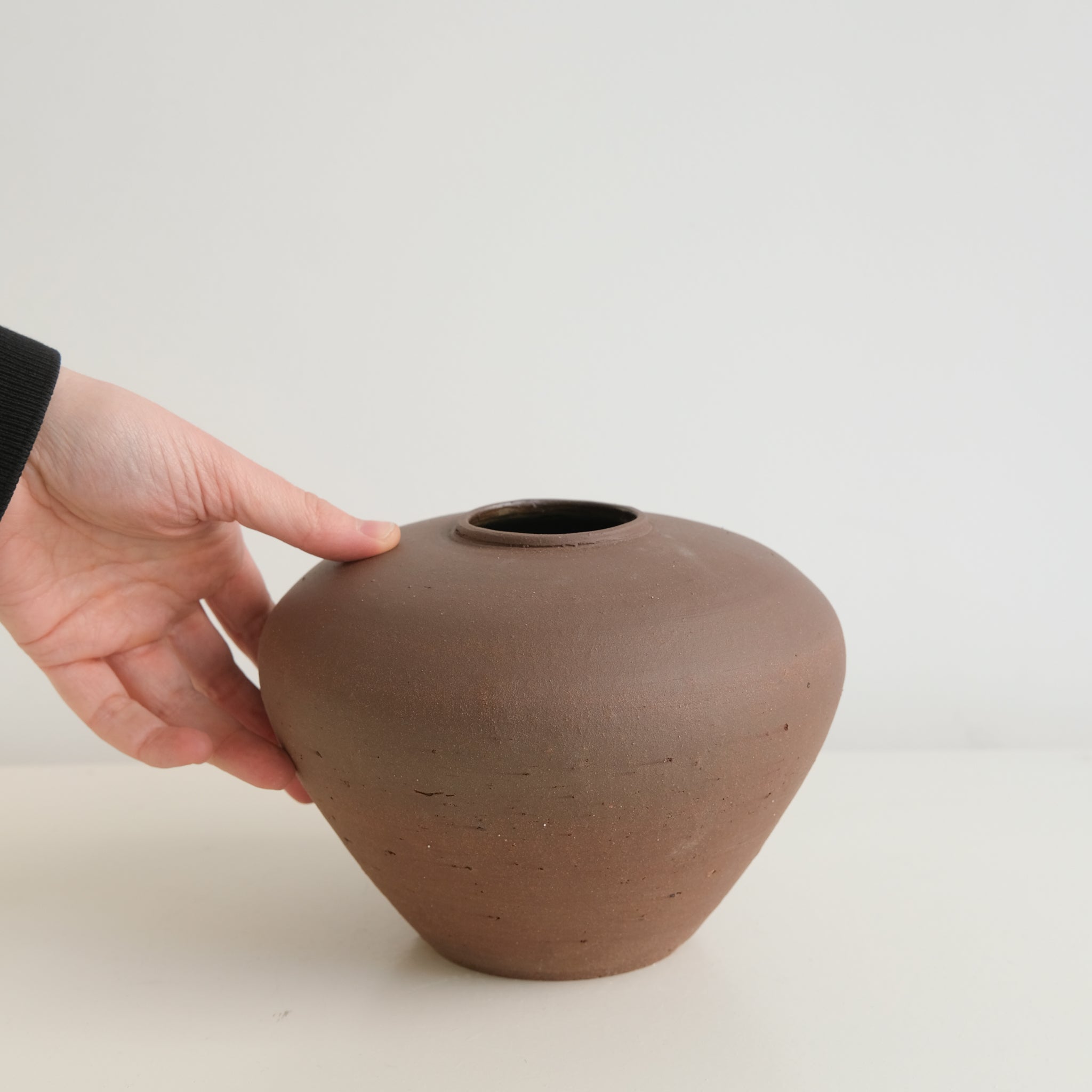 Vase en grès rouge recolté H12cm- brut de Louise Traon chez Brutal Ceramics