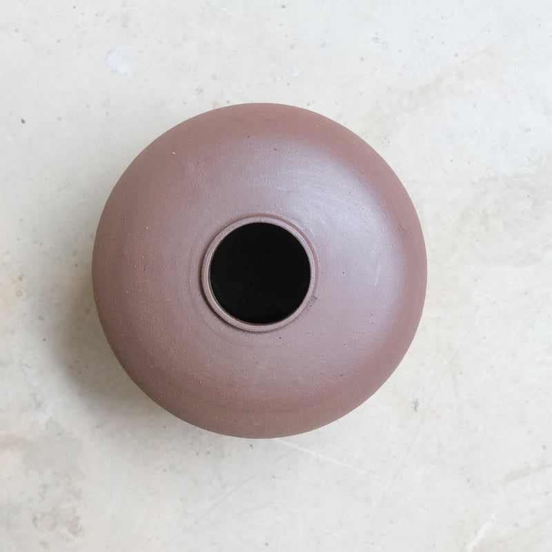 Vase en grès rouge recolté H12cm- brut de Louise Traon chez Brutal Ceramics