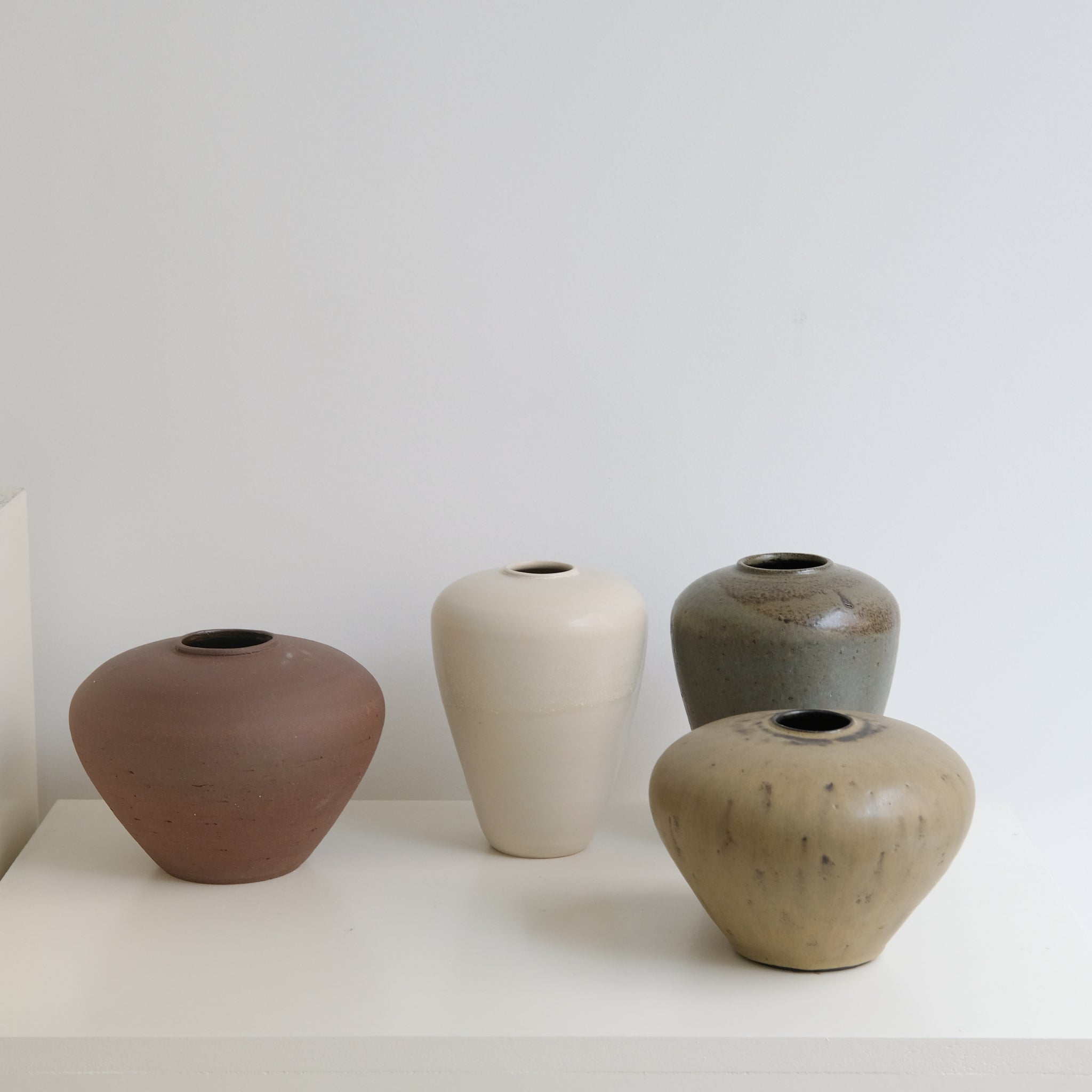 Vase en grès blanc H16cm-  blanc cassé de Louise Traon chez Brutal Ceramics