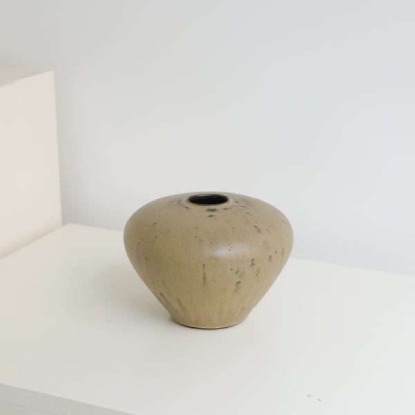 Vase en grès noir H12cm-  chocolat de Louise Traon chez Brutal Ceramics