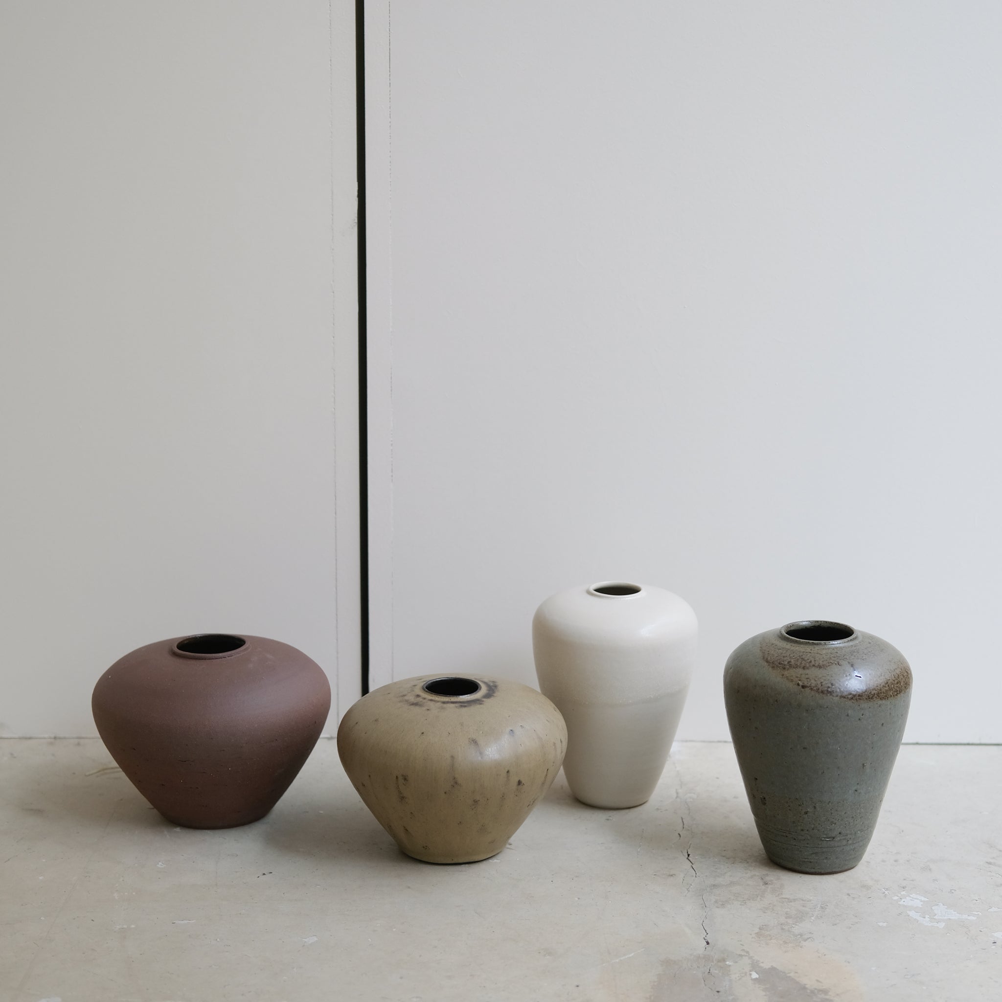 Vase en grès rouge recolté H17cm-  vert kaki de Louise Traon pour Brutal Ceramics