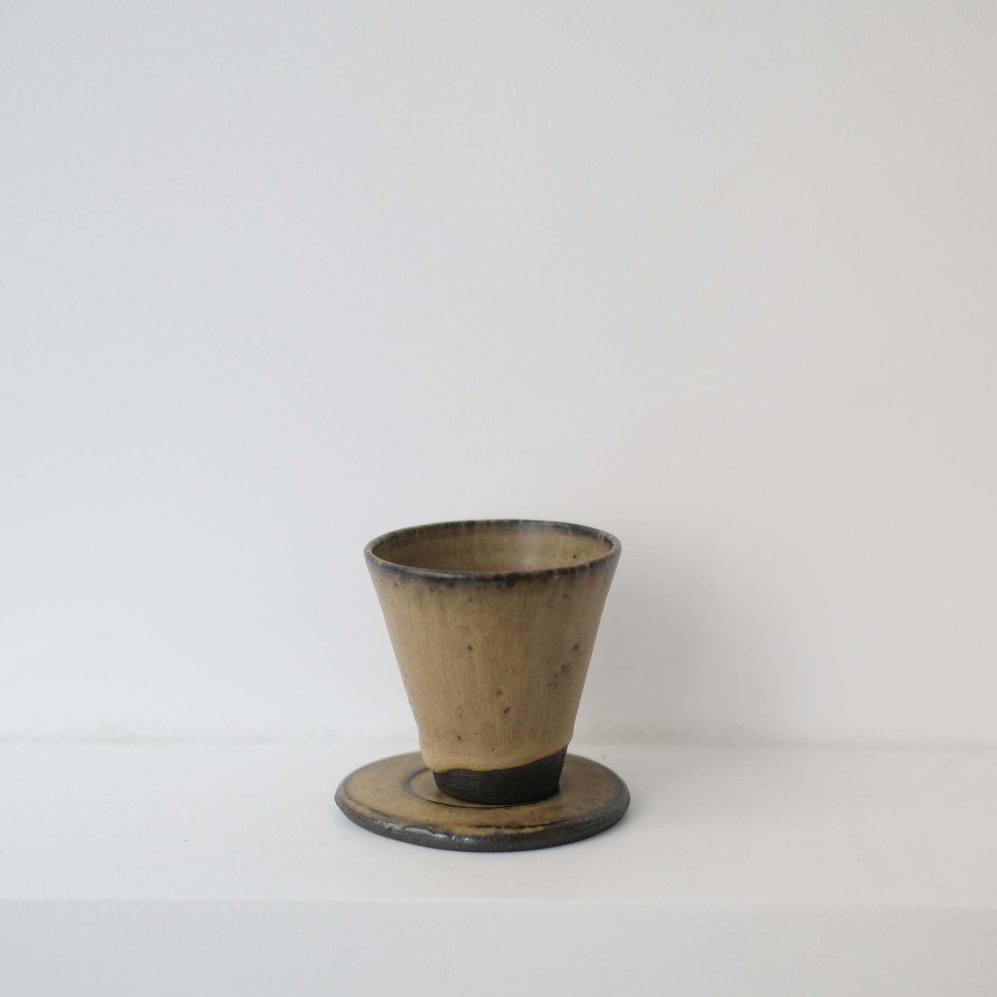 Set soucoupe et tasse en grès noir chocolaat de Louise Traon