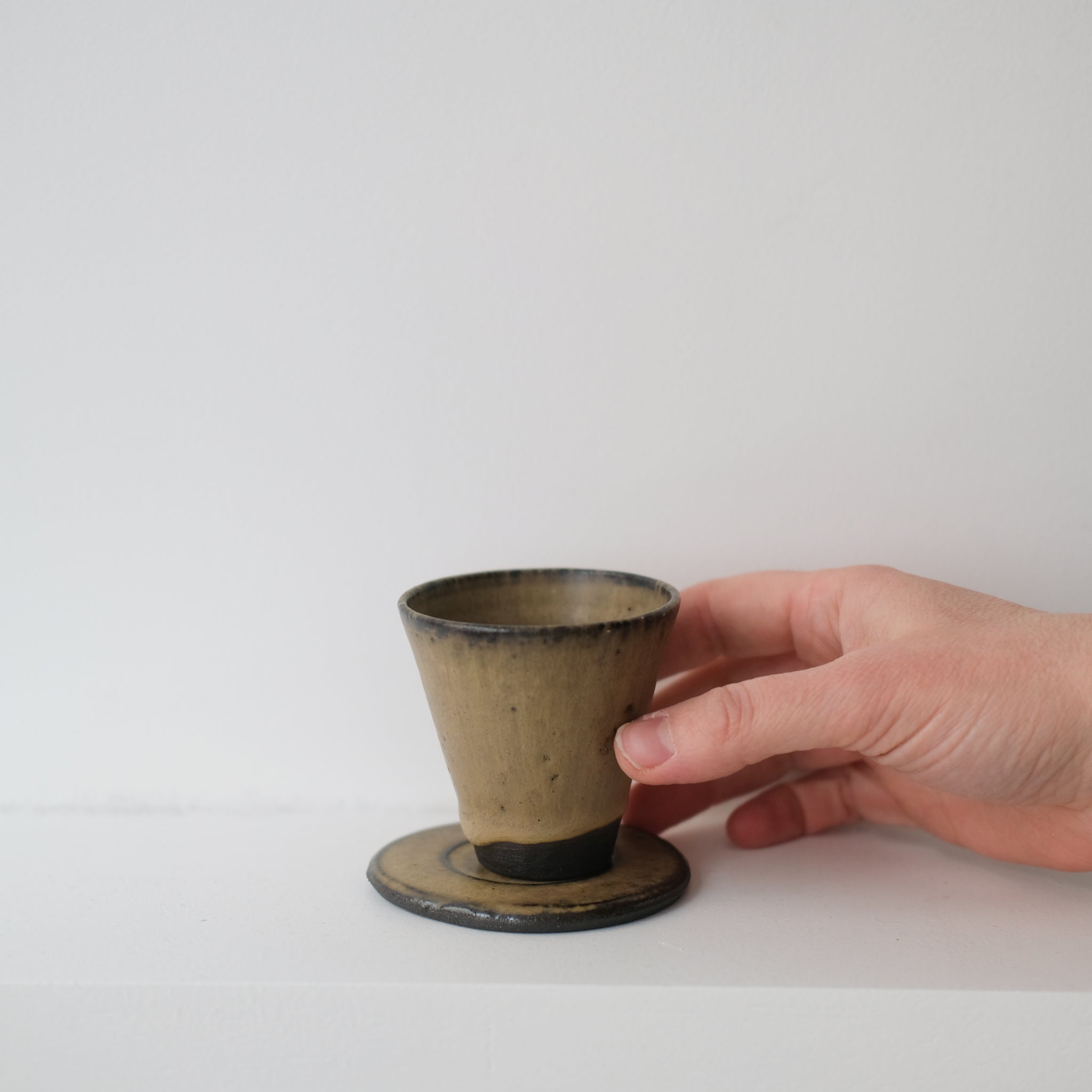 Set soucoupe et tasse en grès noir chocolaat de Louise Traon