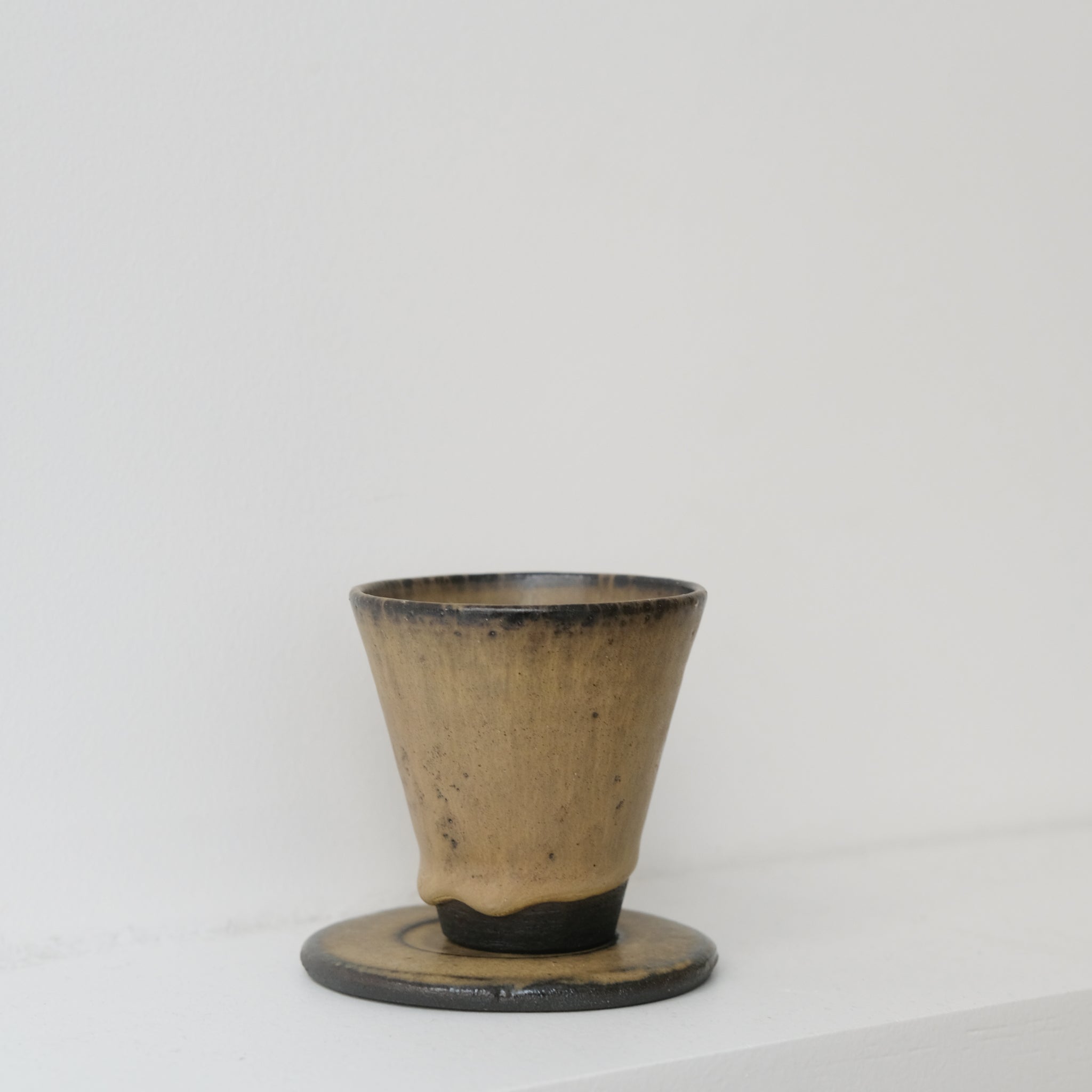 Set soucoupe et tasse en grès noir chocolaat de Louise Traon pour Brutal Ceramics