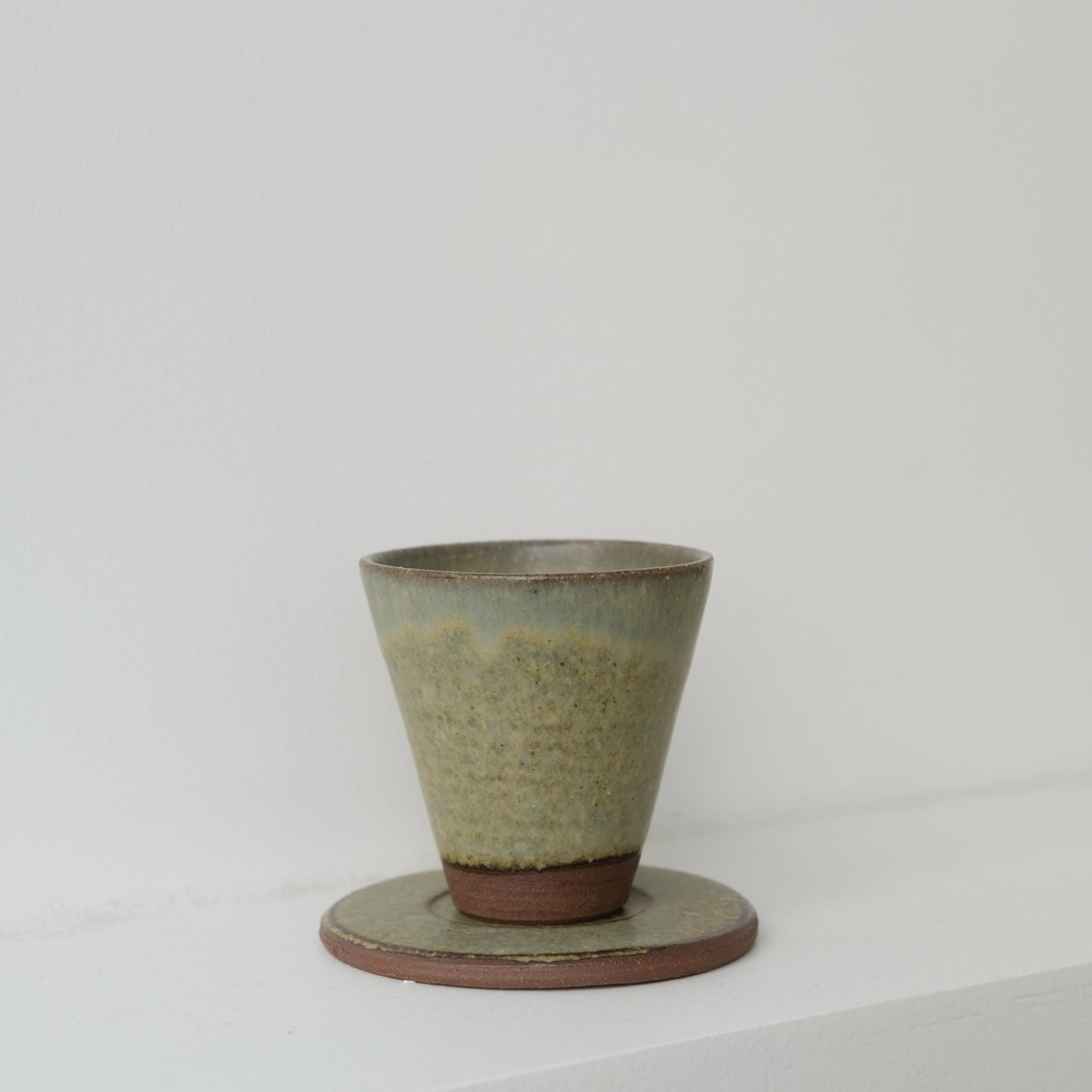 Set soucoupe et tasse en grès rouge recolté kaki de Louise Traon pour Brutal Ceramics