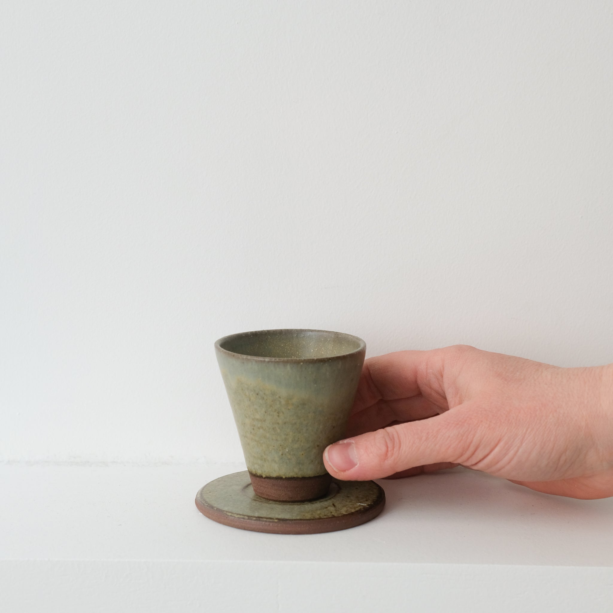 Set soucoupe et tasse en grès rouge recolté kaki de Louise Traon pour Brutal Ceramics