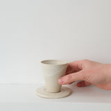 Set soucoupe et tasse blanc cassé de Louise Traon pour Brutal Ceramics