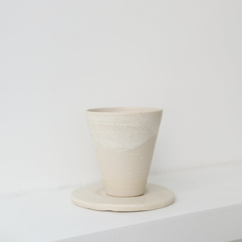 Set soucoupe et tasse blanc cassé de Louise Traon pour Brutal Ceramics