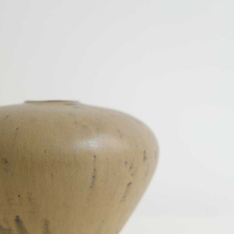 Vase en grès noir H12cm-  chocolat de Louise Traon chez Brutal Ceramics