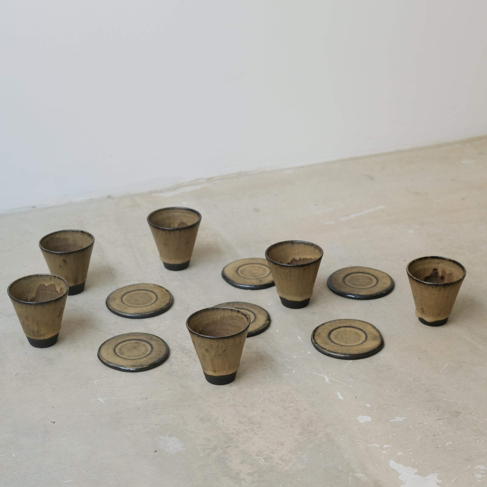 Set soucoupe et tasse en grès noir chocolaat de Louise Traon